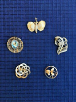5 Mixed / Assorted Old Vintage Costume Jewelry Brooches Fashion Pins