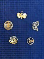 5 Mixed / Assorted Old Vintage Costume Jewelry Brooches Fashion Pins