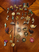 Large assortment of Brooches