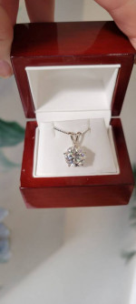 New 4ct Beautiful Moissanite Pendant with a chain