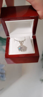 New 4ct Beautiful Moissanite Pendant with a chain