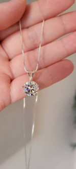 New 4ct Beautiful Moissanite Pendant with a chain