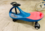 Ride-on wiggle car