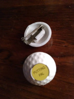 VINTAGE ⛳ GOLF ITEMS: Pinback "PUTTING PAL" *Vintage *White & Yellow