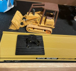 2 MTH PREMIER FLAT CARS/ TRACTORS & CONSTRUCT EQUIPT + OTHER IN PHOTOS