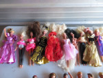 Alot of barbies and ken dolls