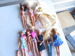 Alot of barbies and ken dolls