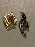 2 vintage brooches lot price