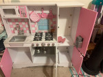 Girl’s play kitchen