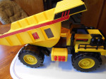 PLASTIC TOY DUMPTRUCK