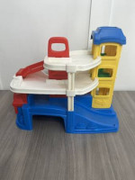 VTG Fisher Price Little People 1995 Action Parking Gararge
