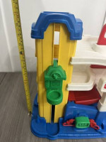 VTG Fisher Price Little People 1995 Action Parking Gararge