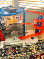 Hotwheels Ultimate Garage- Like new