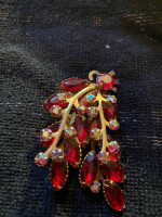 Beautiful Vintage red ruby rinestone brooch