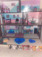 LOL doll house + lots of dolls and extras
