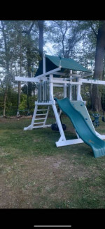 BEAUTIFUL AND HUGE KIDS SWINGSET / PLAYSET