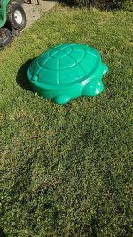 Turtle sandbox with lid
