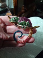 Adorable Jackson chameleon broach