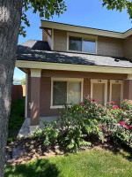 2 Beds, 2.5 Baths, Garage, Washer/ Dryer Perfect Location!