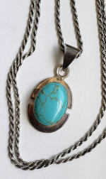Vintage, Turquoise necklace, with silver rope chain. EUC!! So pretty.