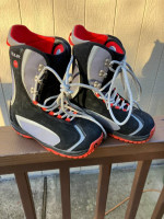 BOOTS  FOR SNOWBOARD BURTON  SIZE 8.