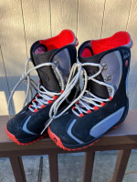 BOOTS  FOR SNOWBOARD BURTON  SIZE 8.