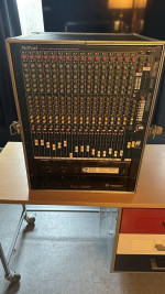 Vintage Allen & Heath Mixer, Peavey 1500 Amplifier, Mackie 1400i Ampli