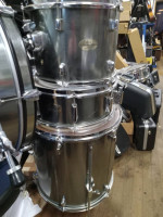 Pearl Forum “Smokey Chrome” Drum Set