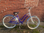 Diamondback Islander beach cruiser. Women's single speed. Kenda tires.