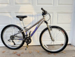 WOMENS SPECIALIZED MOUNTAIN BIKE