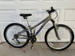 WOMENS SPECIALIZED MOUNTAIN BIKE