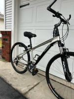 GREAT SPECIALIZED CROSSTRAIL HYBRID BIKE - CAN DELIVER