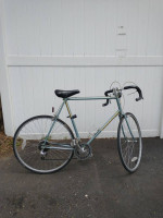 LIKE NEW SCHWINN WORLD SPORT ROAD BIKE