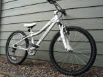 Specialized HotRock 24 Kids / Girls Hardtail Mountain Bike Excellent