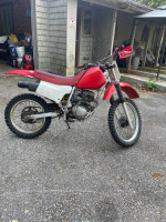 DIRTBIKE  OFF ROAD 2002 HONDA XR200R. GREAT FOR ALL RIDERS GARAGE S