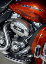 2010 Harley-Davidson Electra Glide CVO Screaming Eagle FLHTCUSE5 Mint!