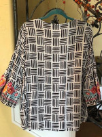 * Nice Embroidered Floral Bell Sleeve Top * Ladies' size XL