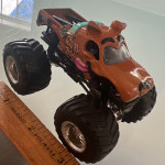 Monster Jam Truck SCOOBY-DOO! 1:64 Ruff Crowd - See Paint Chip