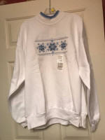 Ladies white snowflake sweatshirt XL NWT