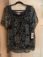 Short sleeve b&w top NWT sz 18
