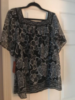 Short sleeve b&w top NWT sz 18