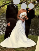 WEDDING GOWN DRESS - PROFESSIONALLY CLEANED PRESERVED, APPROX. SIZE: 4