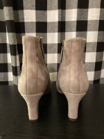 Johnston & Murphy Women's Booties Suede leather - Size8 fits like 7.5
