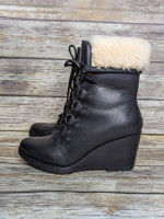 Sorel After Hours Lace up Shearling. Womens size 8.5