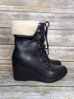 Sorel After Hours Lace up Shearling. Womens size 8.5