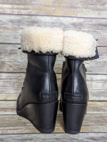 Sorel After Hours Lace up Shearling. Womens size 8.5
