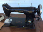 NICE VINTAGE NEW HOME LIGHT RUNNING SEWING MACHINE ORNATE WOOD CABINET