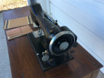 NICE VINTAGE NEW HOME LIGHT RUNNING SEWING MACHINE ORNATE WOOD CABINET