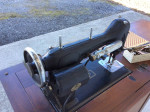 NICE VINTAGE NEW HOME LIGHT RUNNING SEWING MACHINE ORNATE WOOD CABINET