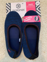 NWT - Isotoner Memory Foam Slippers - size Large (8-9)